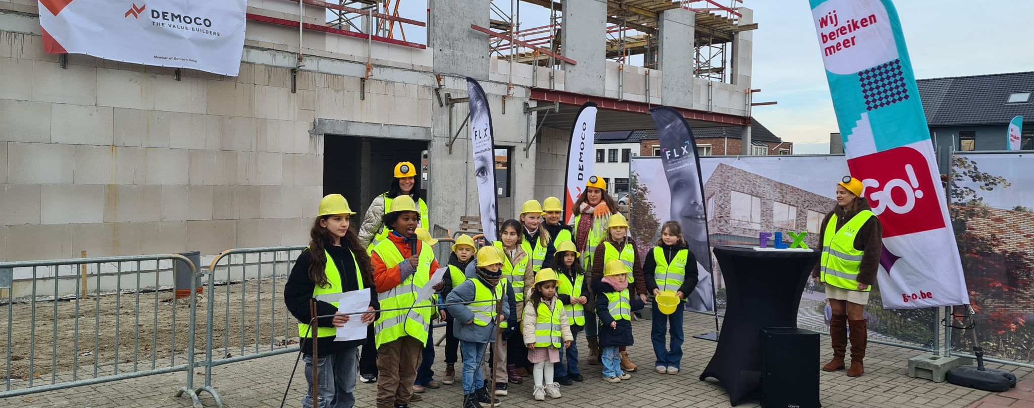 Leerlingenraad GO! Basisschool Campus FLX Leopoldsburg, algemeen directeur Anne Smeyers van GO! Scholengroep Xpert en Koen Pelleriaux, afgevaardigd bestuurder GO! leggen eerste steen van nieuw schoolgebouw