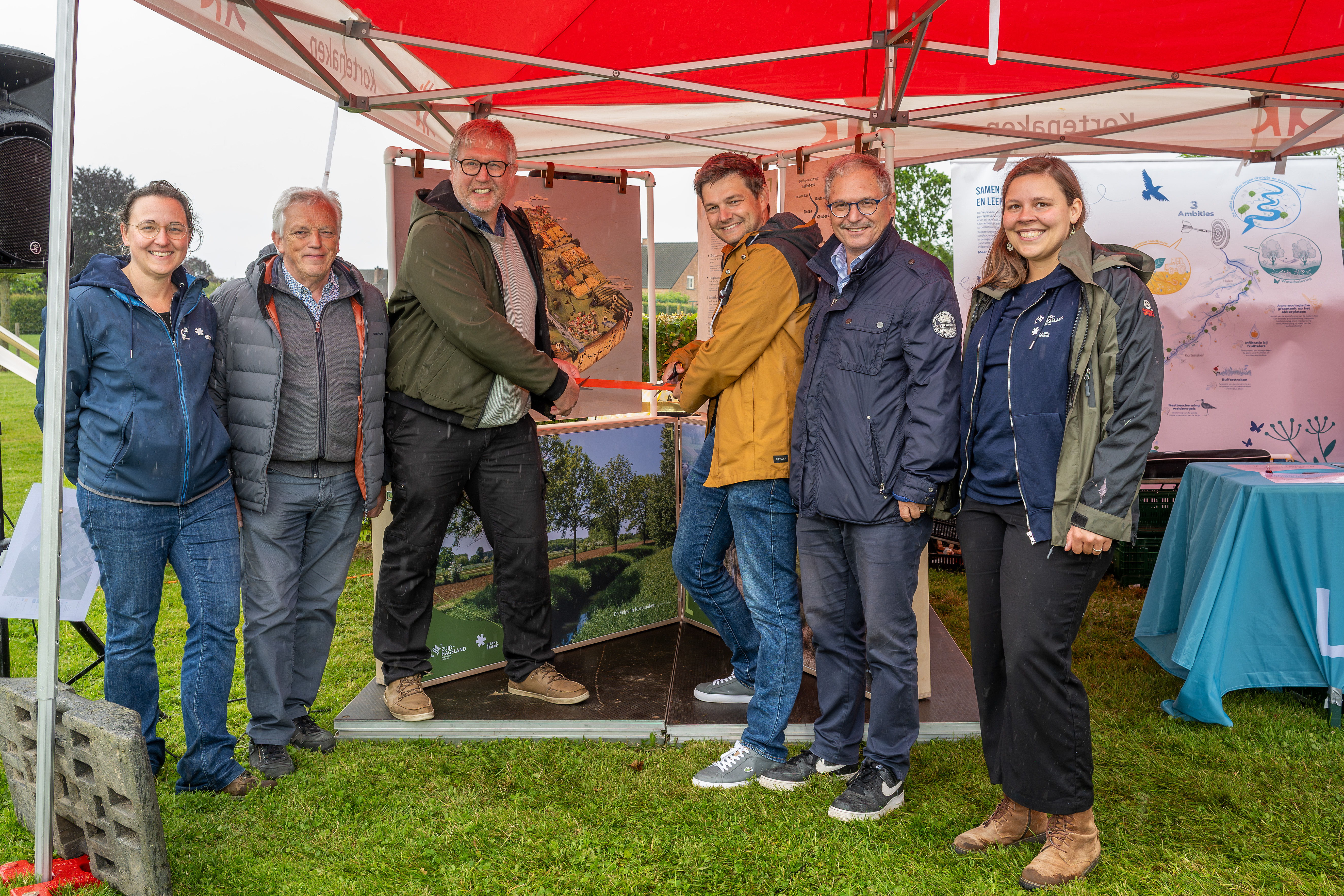 Tijdens de Velpe-picknick van 16 juni werd een nieuwe, rondreizende expo over de Velpevallei geopend. Tijdens de Velpe-picknick van 16 juni werd een nieuwe, rondreizende expo over de Velpevallei geopend.