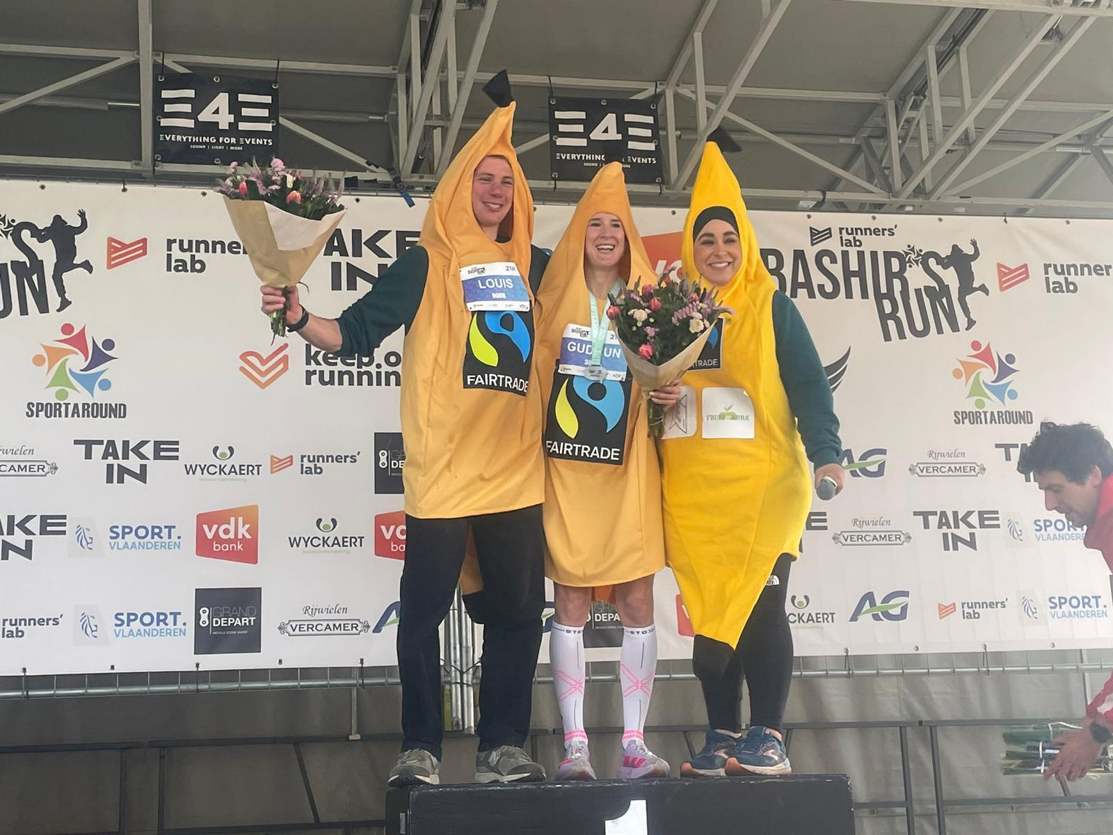 Fairtrade bananen breken in Gentbrugge Wereldrecord halve marathon verkleed in stuk fruit