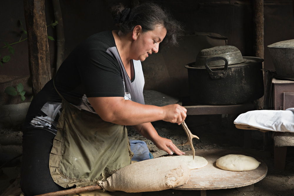 Préparation traditionnelle du pain à Kharin Tak (c) Yvan Travert / akg-images