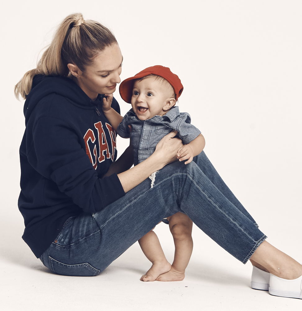 Candice Swanepoel y su hijo.