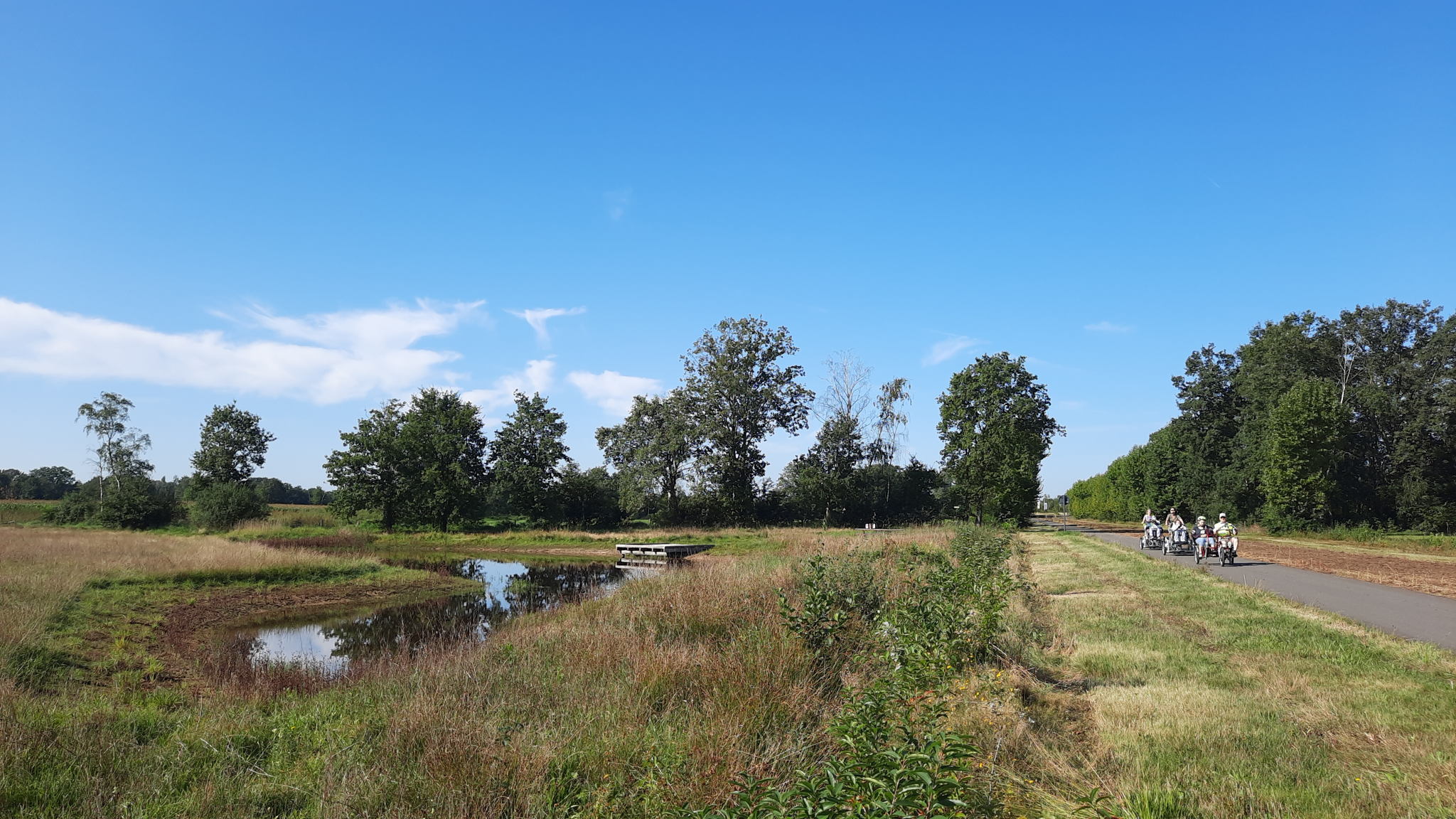 De bewoners van de zorginstelling Ter Heide kunnen nu al in veilige omstandigheden genieten van een fietsrit op de weg. In de toekomst zal dit ook kunnen tussen de campus van Zonhoven en Genk.
© Vlaamse Landmaatschappij