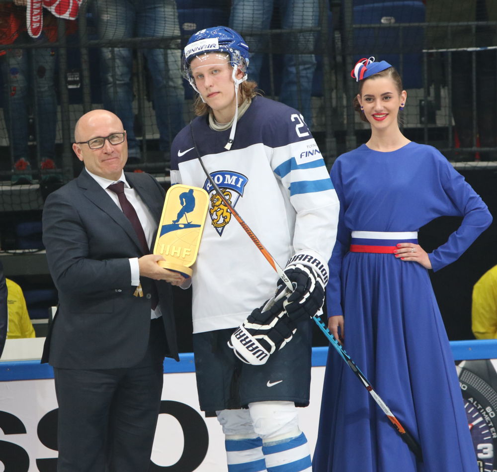 Following the thrilling final between Finland and Canada, ŠKODA CEO Bernhard Maier awarded the the 18-years-old Patrik Laine as the Most Valuable Player.