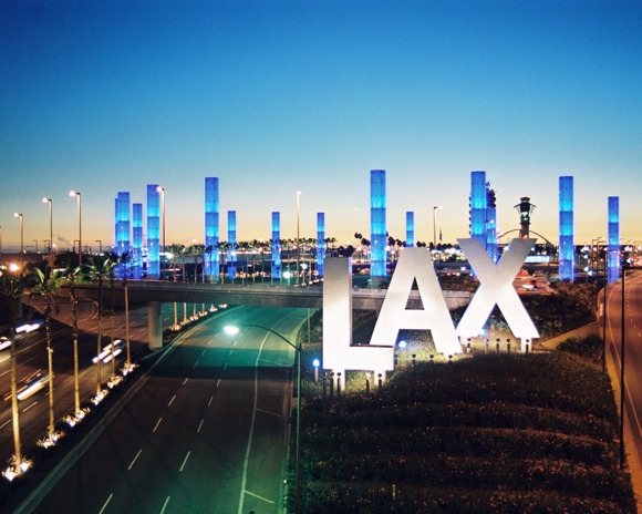 El aeropuerto internacional de Los Ángeles ofrece al público en general, la aplicación gratuita de las vacunas contra el covid-19