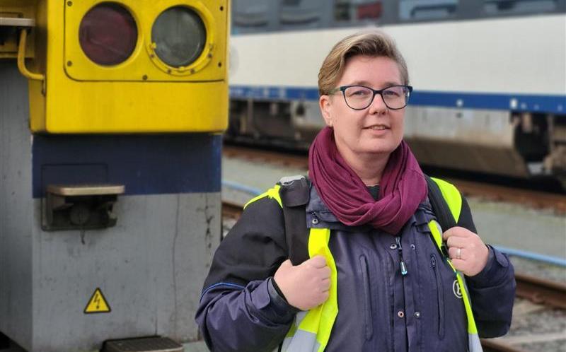 Stefanie Berat, één van de eerste treinbestuursters in ons land. Ze is nu nog treinbestuurster. © NMBS