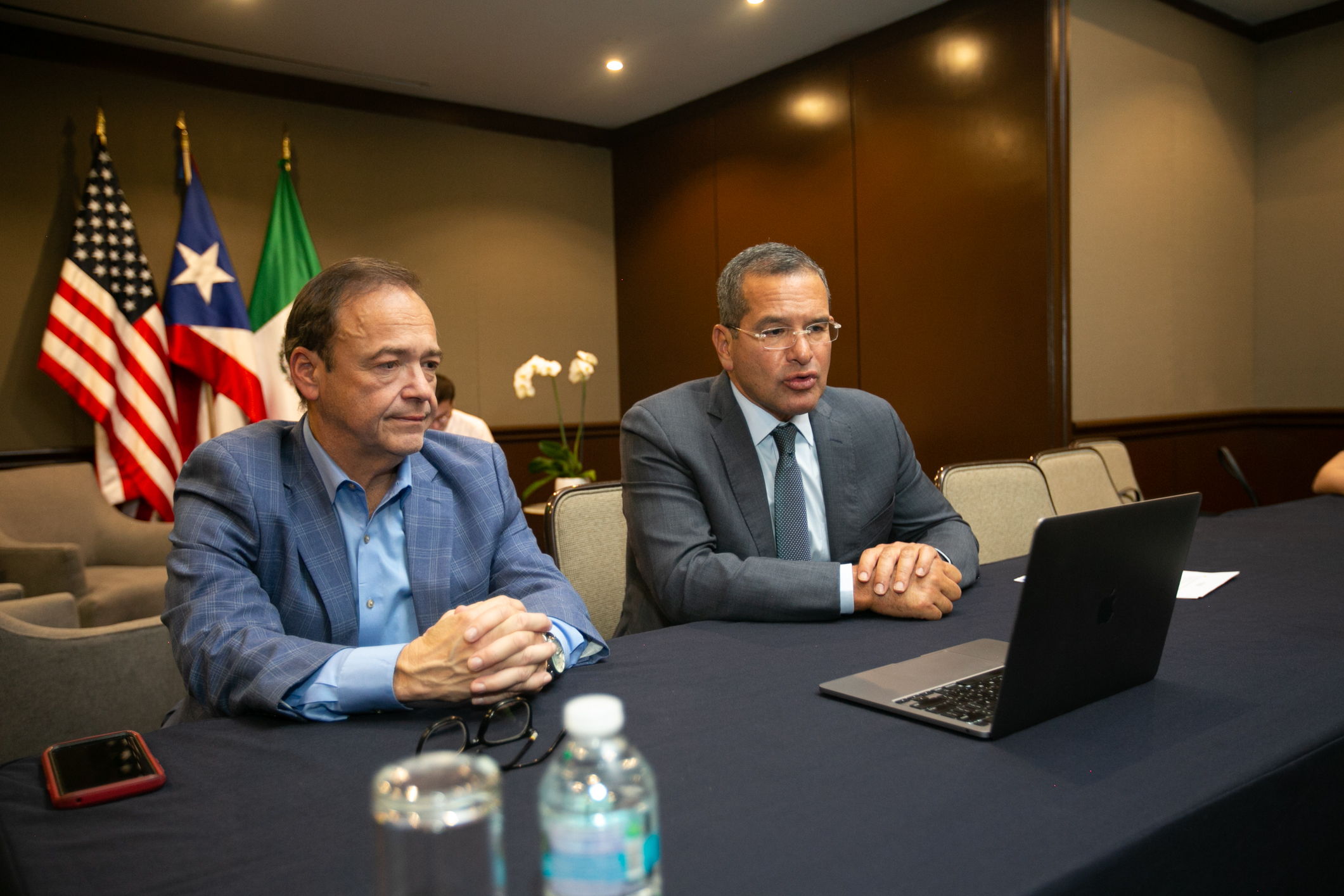 Edward Zayas, Chief Strategy Officer de Discover Puerto Rico, junto al Gobernador Pierluisi, en la primera Misión Comercial en México.