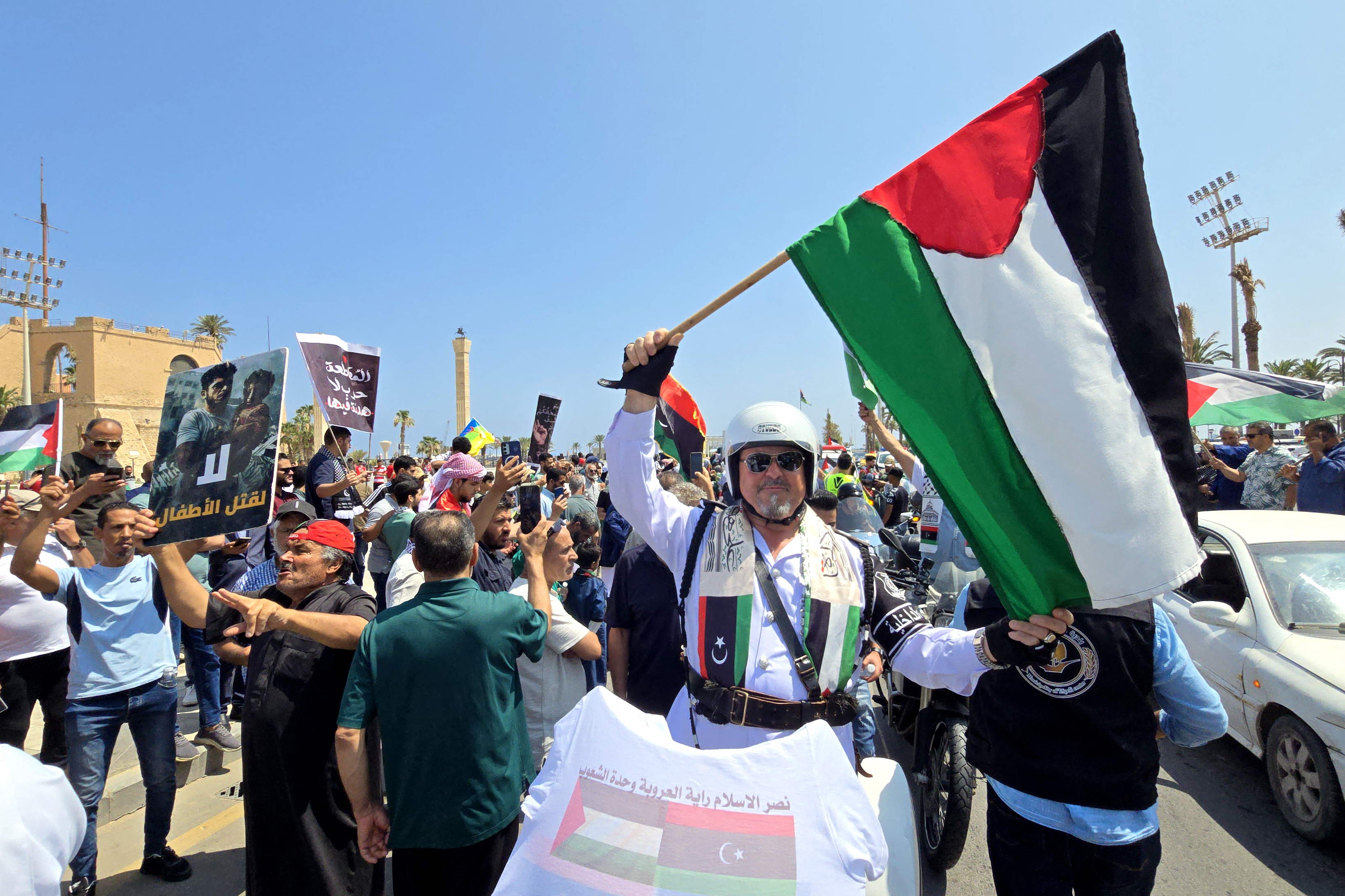 Activists, heading towards Gaza by land with the aim of breaking the siege on the Palestinian territory, are greeted by Libyans in Tripoli's Martyrs Square on June 11, 2025, one day after crossing into Libya from Tunisia. In what organisers called a "symbolic act", hundreds of participants in a land convoy named "Soumoud", meaning "steadfastness" in Arabic, crossed the border into Libya on 10 June with the aim of continuing their trip in solidarity with the Palestinians through Egypt to reach Gaza, whose entire population the UN has warned is at risk of famine.
©PHOTO MAHMUD TURKIA / AFP Activists, heading towards Gaza by land with the aim of breaking the siege on the Palestinian territory, are greeted by Libyans in Tripoli's Martyrs Square on June 11, 2025, one day after crossing into Libya from Tunisia. In what organisers called a "symbolic act", hundreds of participants in a land convoy named "Soumoud", meaning "steadfastness" in Arabic, crossed the border into Libya on 10 June with the aim of continuing their trip in solidarity with the Palestinians through Egypt to reach Gaza, whose entire population the UN has warned is at risk of famine.
©PHOTO MAHMUD TURKIA / AFP