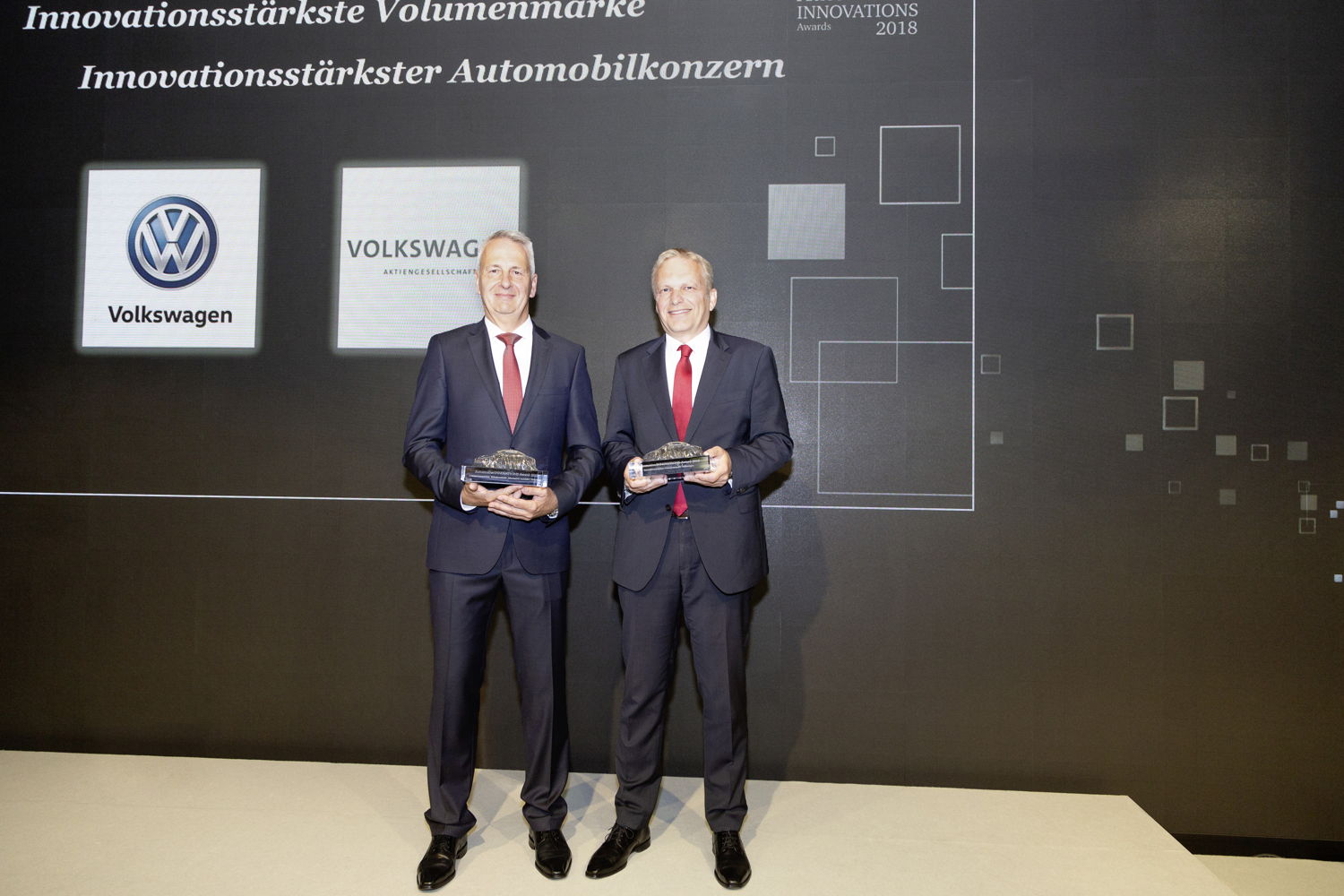 Ernst Hofmann (Director de Desarrollo de Conceptos, izquierda) y el Dr Wolfgang Demmelbauer-Ebner (Director de Desarrollo de Motores de Gasolina) aceptaron los premios en representación de Volkswagen.