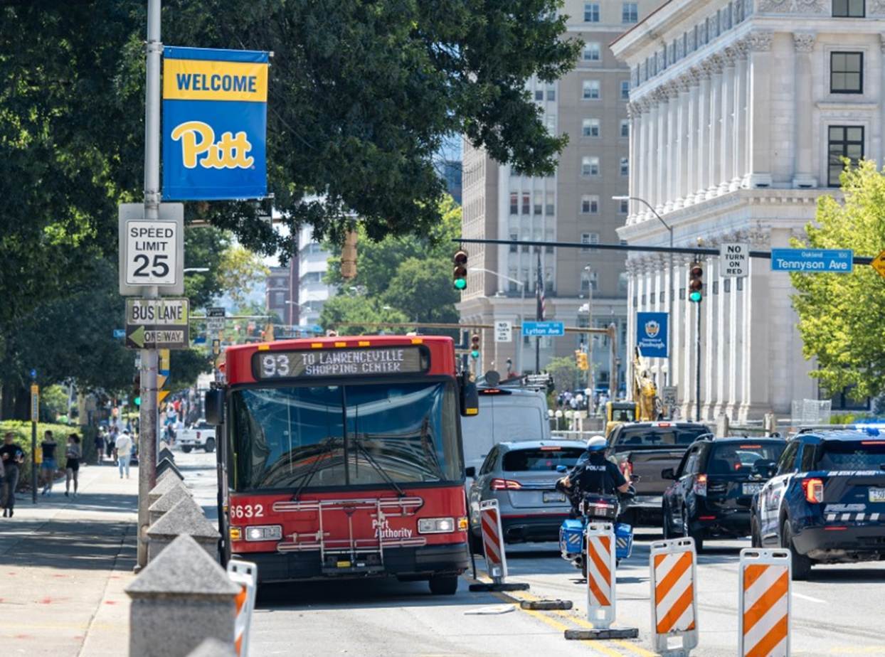Bus traveling outbound in the counterflow lane on Fifth Avenue Bus traveling outbound in the counterflow lane on Fifth Avenue