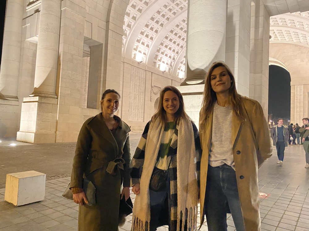 Laura samen met Stephanie Planckaert en Magali Van Houtte aan de Menenpoort in Ieper (c) VRT