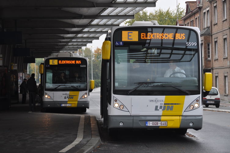 2 inductief geladen, volledig elektrische bussen aan 't Zand in Brugge.