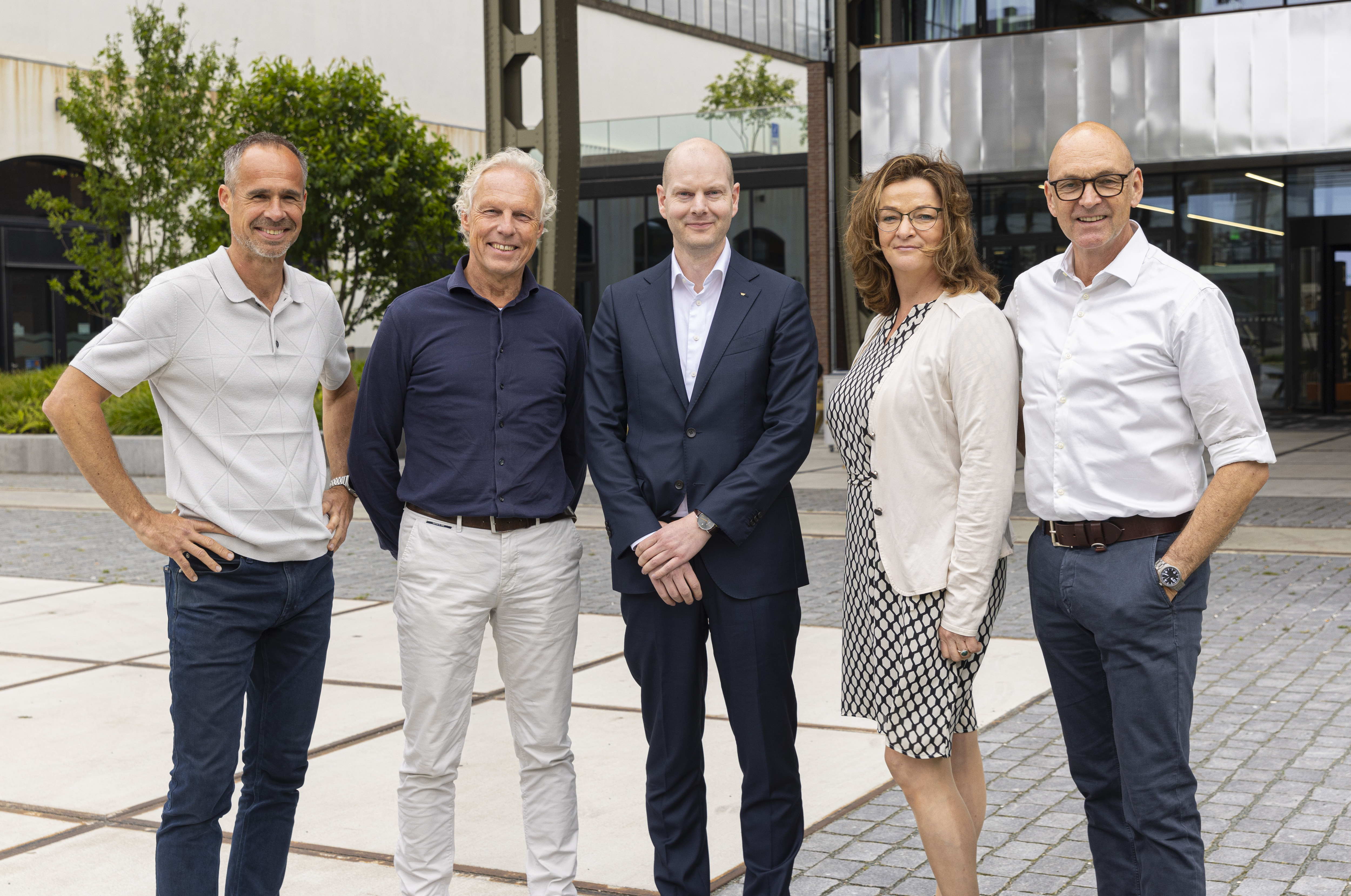 v.l.n.r: Mark Jansen (Koninklijke Mosa), Geert-Jan Engelen (Schüco), Michiel Prijs (Schüco), Marianne van der Sande (QbiQ Wall Systems), Peter Derkse (Tarkett) v.l.n.r: Mark Jansen (Koninklijke Mosa), Geert-Jan Engelen (Schüco), Michiel Prijs (Schüco), Marianne van der Sande (QbiQ Wall Systems), Peter Derkse (Tarkett)