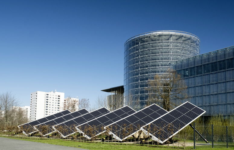 La Gläserne Manufaktur en Dresden, opera con dos columnas de carga rápida con energía solar que tienen una salida de 25 kWp. 