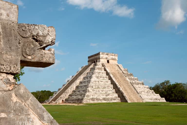 Head of serpent, Temple of the Eagles and the Jaguars with the Pyramid of Kukulcan in the distance, 1100–1300 A.D., Toltec architecture. AKG1639155 © akg-images