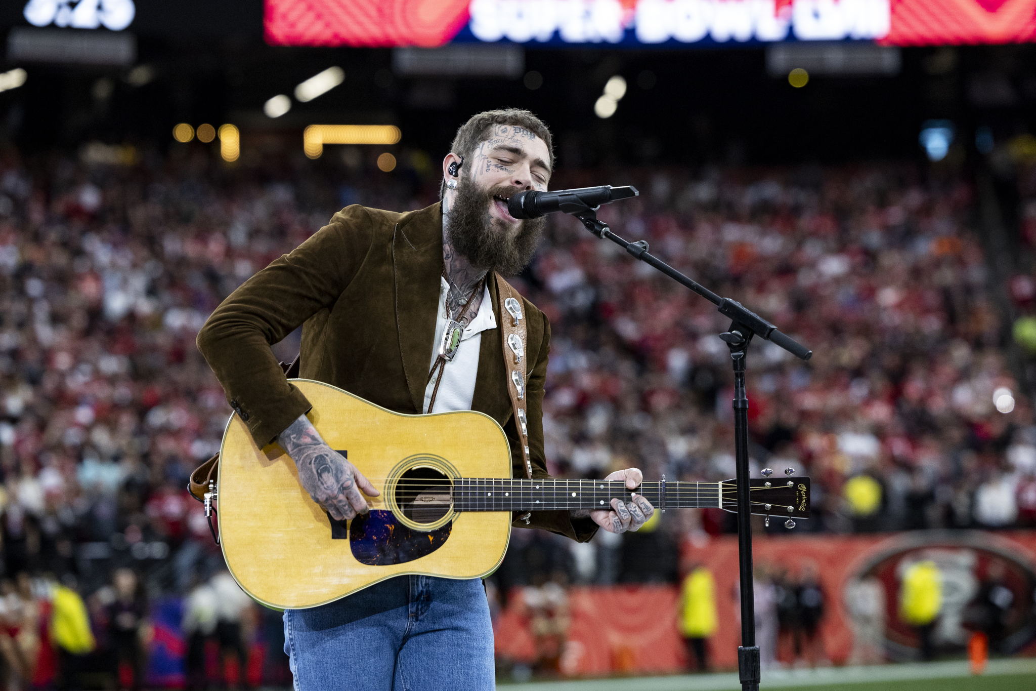 Post Malone brengt ‘America the Beautiful’ tijdens Super Bowl LVIII met gebruik van een Sennheiser SKM 6000 met een MM 435-capsule ​ ​ ​ ​ ​ ​ ​ ​ ​ ​ ​ ​ ​ ​ ​ ​ ​ ​ ​ ​ ​ ​ ​ ​ ​ ​ ​ ​ ​ ​ ​ ​ ​ ​ ​ ​ ​ ​ ​ ​ ​ ​ ​ ​ ​ ​ ​ ​ ​ ​ ​ ​ ​ ​ ​ ​ ​ ​ ​ ​ ​ ​ ​ ​ ​ ​ ​ ​ ​ ​ ​ ​ ​ ​ ​ ​ ​ ​ ​ ​ ​ ​ ​ ​ ​ ​ ​ ​ ​ ​ ​ ​ ​ ​ ​ ​ ​ ​ ​ ​ ​ ​ ​ ​ ​ ​ ​ (Foto door Lauren Leigh Bacho/Getty Images)