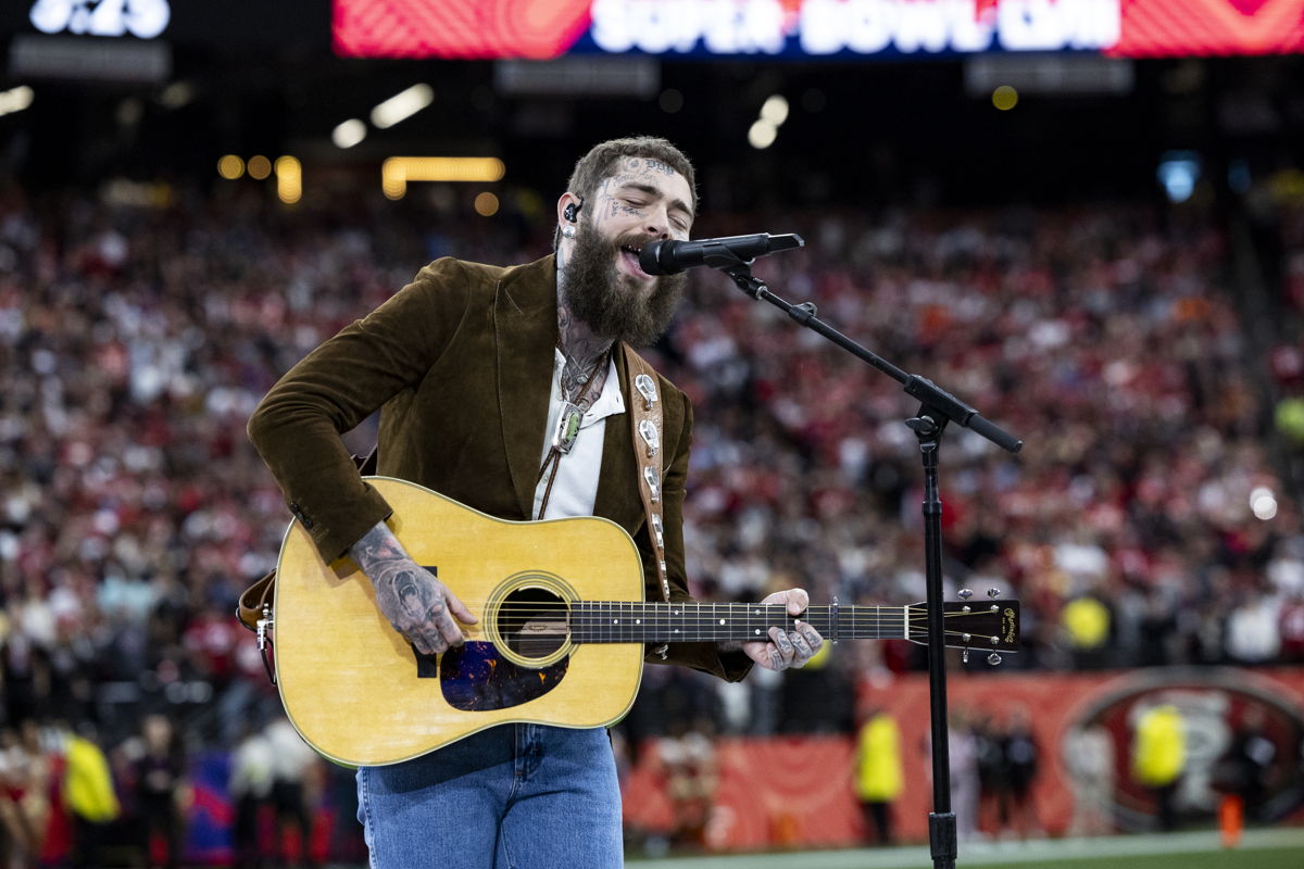 Post Malone performs America the Beautiful during Super Bowl LVIII using a Sennheiser SKM 6000 with an MM 435 capsule  (Photo by Lauren Leigh Bacho/Getty Images)