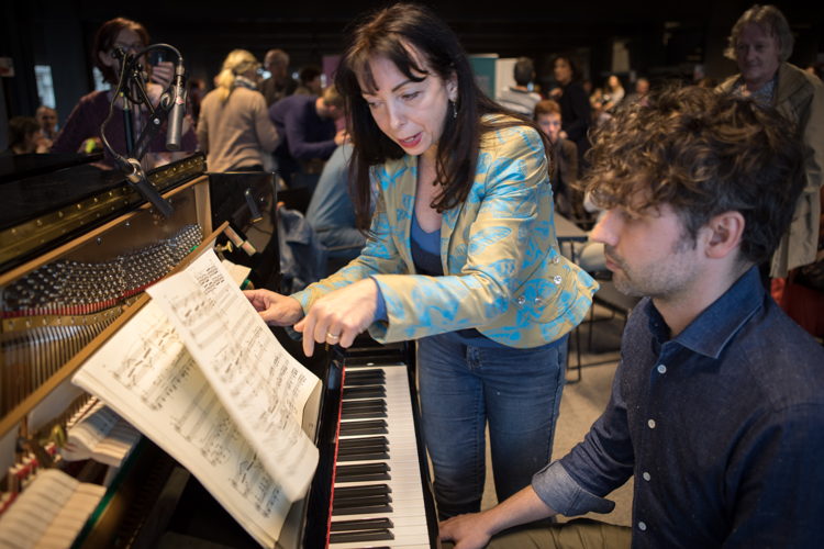 Thomas met Eliane Rodrigues tijdens het tussenconcert in Gent - (c) VRT