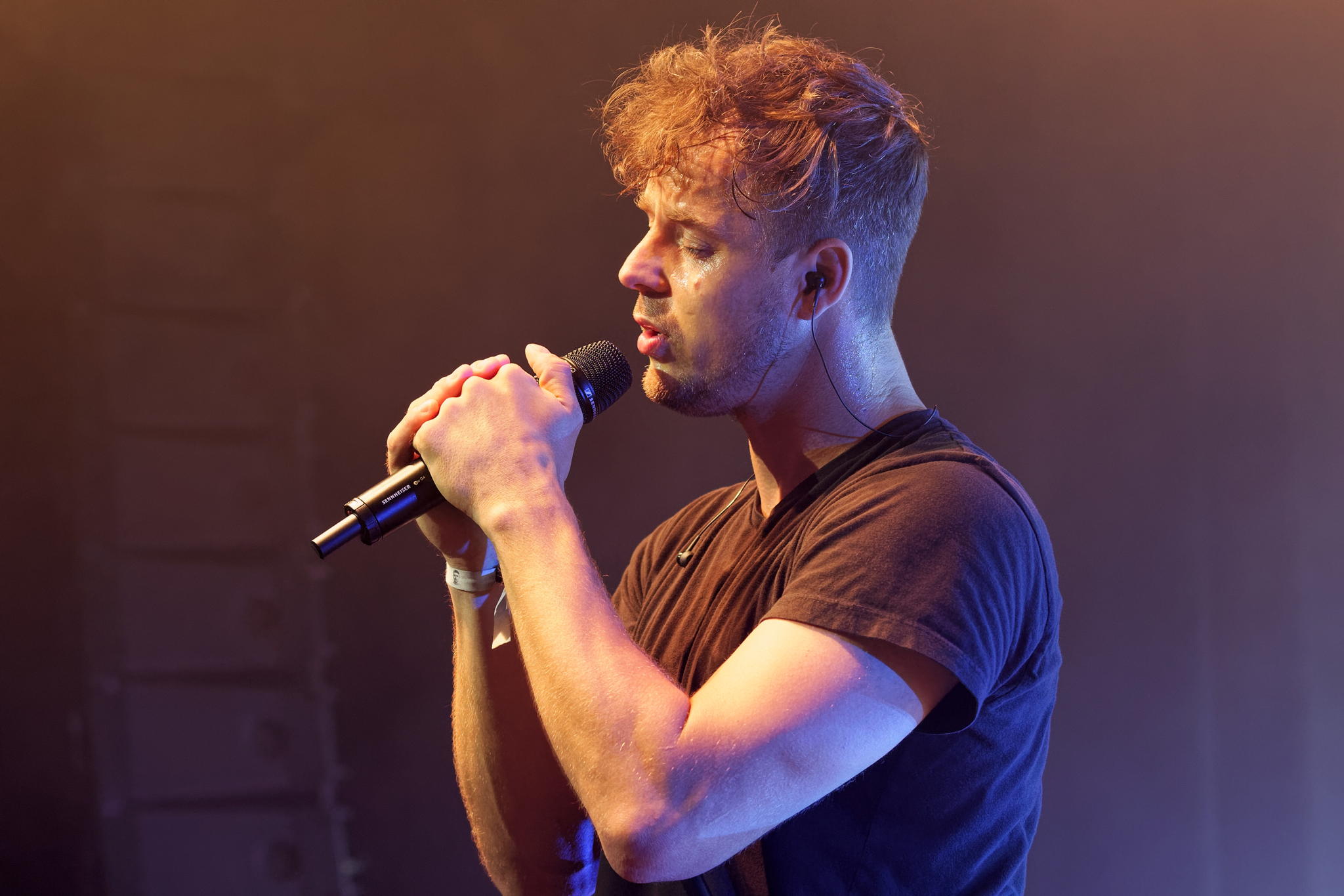 Zusammenspiel von Stimme und Soundtechnik: Alexander Knappe setzt auf der Bühne auf die Drahtlostechnik aus der neuen evolution wireless G4 Serie von Sennheiser. Zusammenspiel von Stimme und Soundtechnik: Alexander Knappe setzt auf der Bühne auf die Drahtlostechnik aus der neuen evolution wireless G4 Serie von Sennheiser.