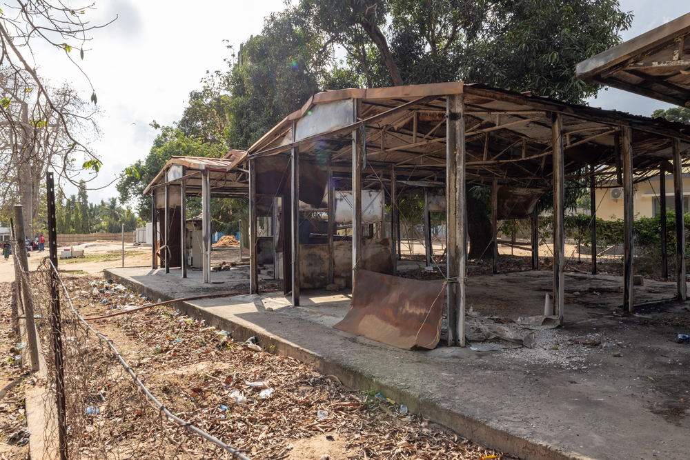 Part of the old hospital building of the town of Mocímboa da Praia, in northern Mozambique, was destroyed after the attack to the city in 2017. Location: Mozambique| Date: 16/10/2024 | Photographer: Marilia Gurgel Part of the old hospital building of the town of Mocímboa da Praia, in northern Mozambique, was destroyed after the attack to the city in 2017. Location: Mozambique| Date: 16/10/2024 | Photographer: Marilia Gurgel