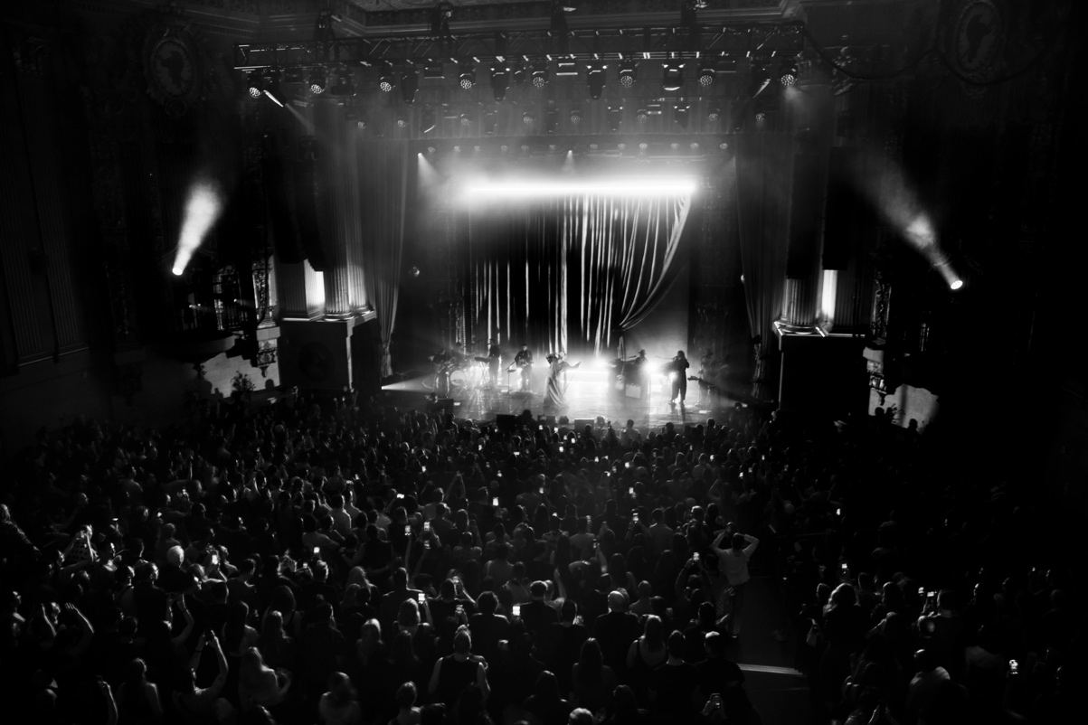 Sam Smith and band perform live using Sennheiser Spectera, the world’s first wideband bidirectional wireless system.