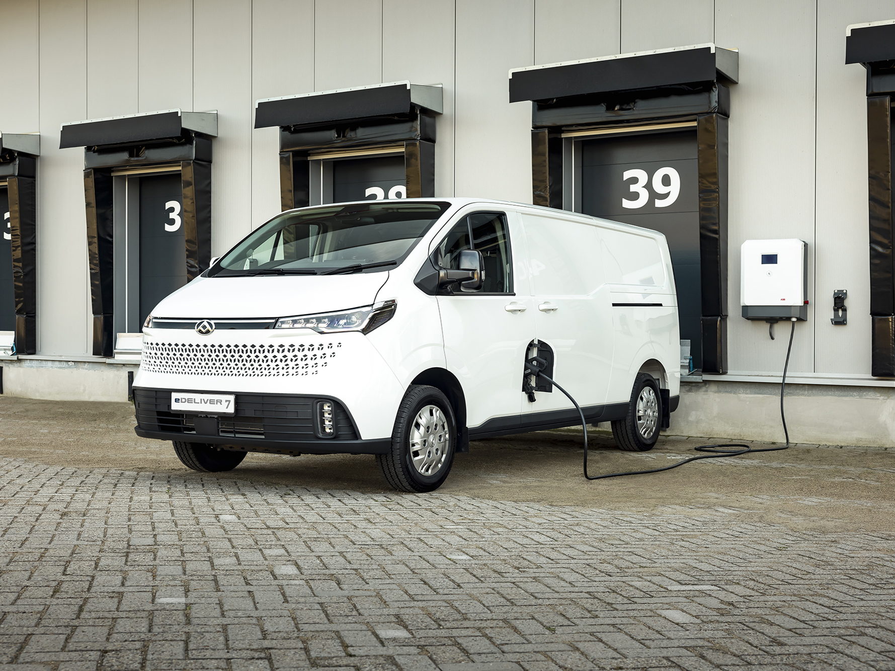 Doppelte E-Power: Vollelektrischer MAXUS eDELIVER 7 jetzt mit Allradantrieb erhältlich