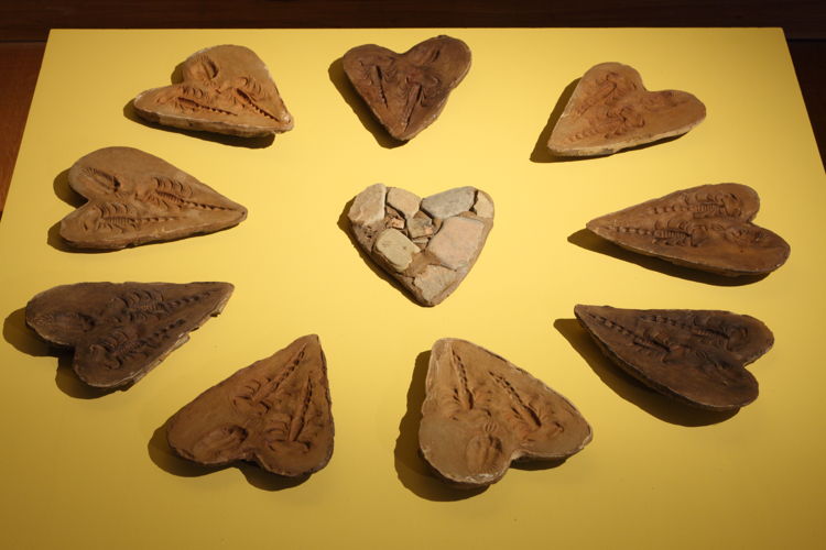 Yto Barrada. Lying Stone Hearts (Fake fossil series, two scorpions an trilobite), 2015 © Yto Barrada. Courtesy Sfeir-Semler Gallery, Hamburg/Beirut; Pace Gallery, Londen; Galerie Polaris, Paris. Photo (c) Dirk Pauwels