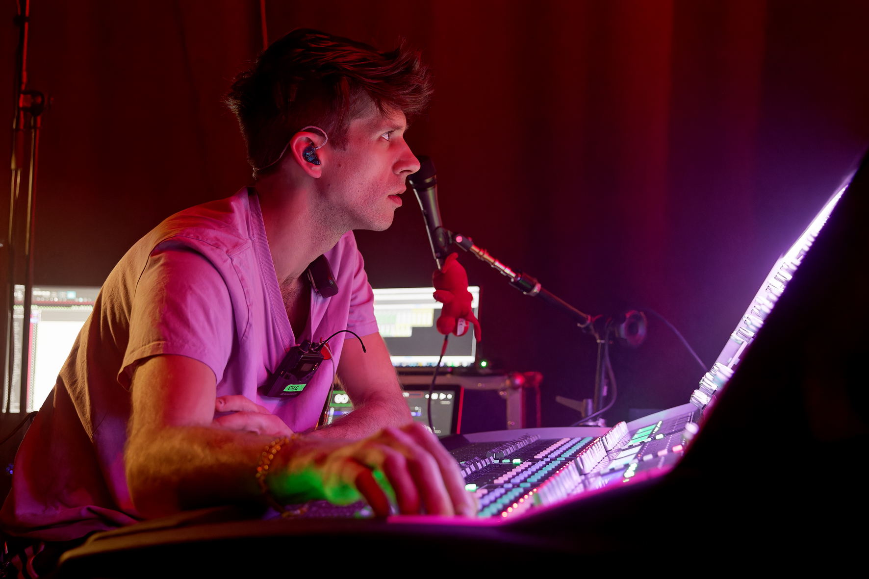 Yannick Spohr (monitoring): “We are the first tour production to go on the road with the brand-new Sennheiser EW-DX systems.” Yannick Spohr (monitoring): “We are the first tour production to go on the road with the brand-new Sennheiser EW-DX systems.”