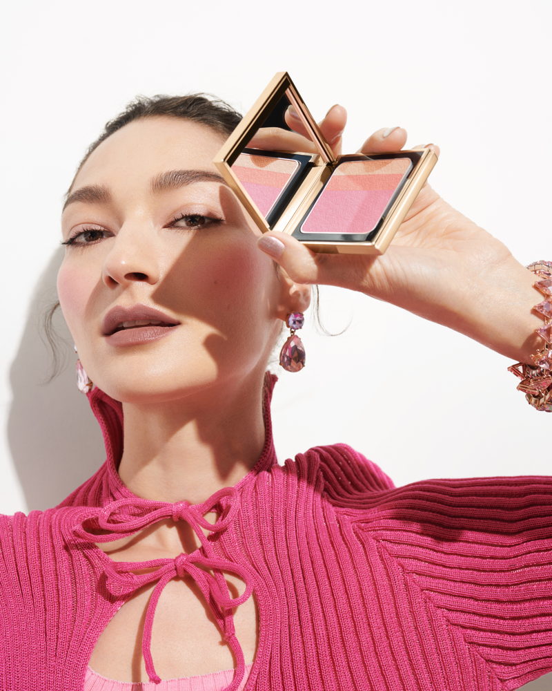 BobbiBrown_FY23_SPRINGBRIGHTING_PINK_Shot01_recommended retail price €49