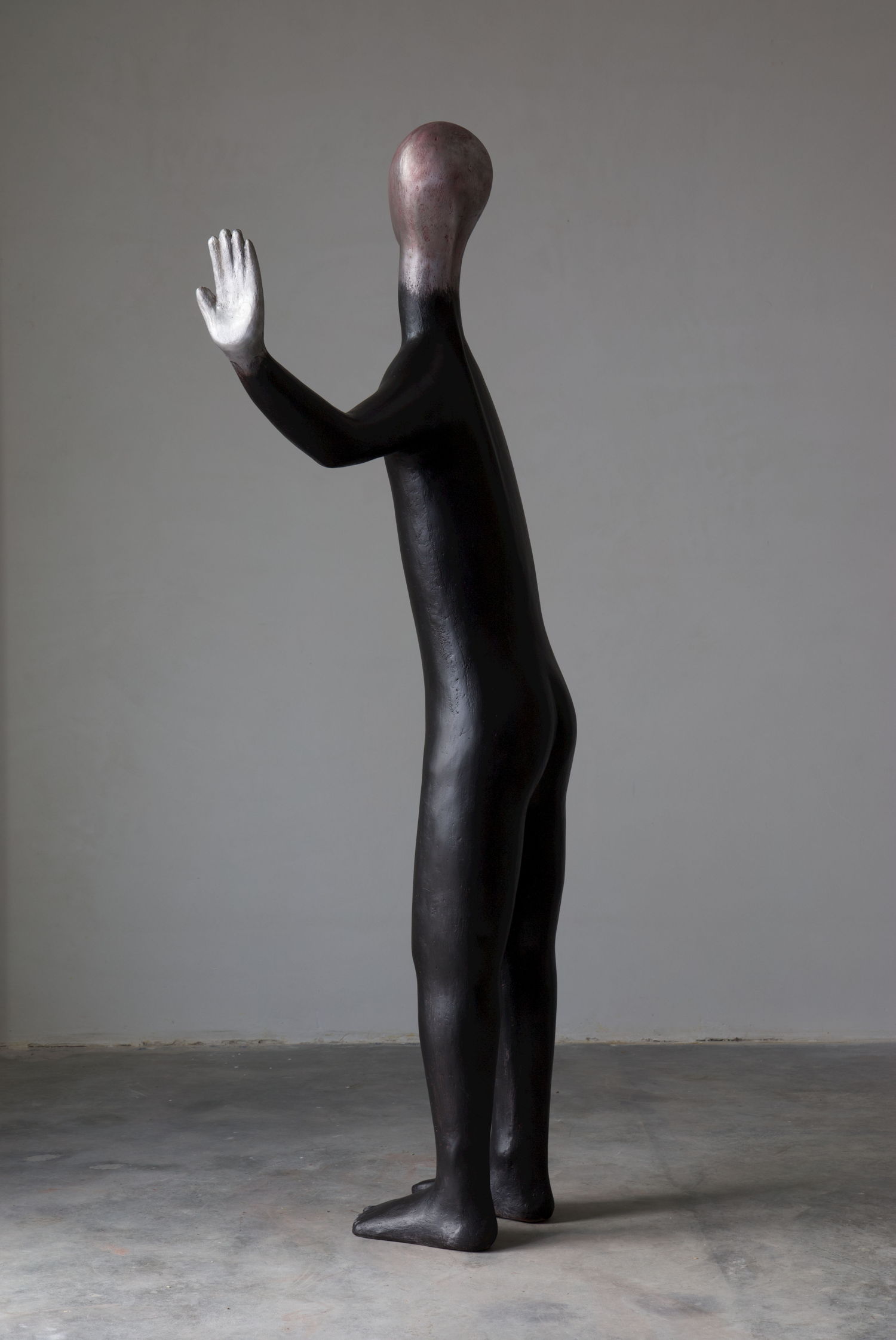 HENK VISCH, Dancing bear, 2020. bronze, rope, paint 139 x 80 x 45 cm. Courtesy Tim Van Laere Gallery, Antwerp