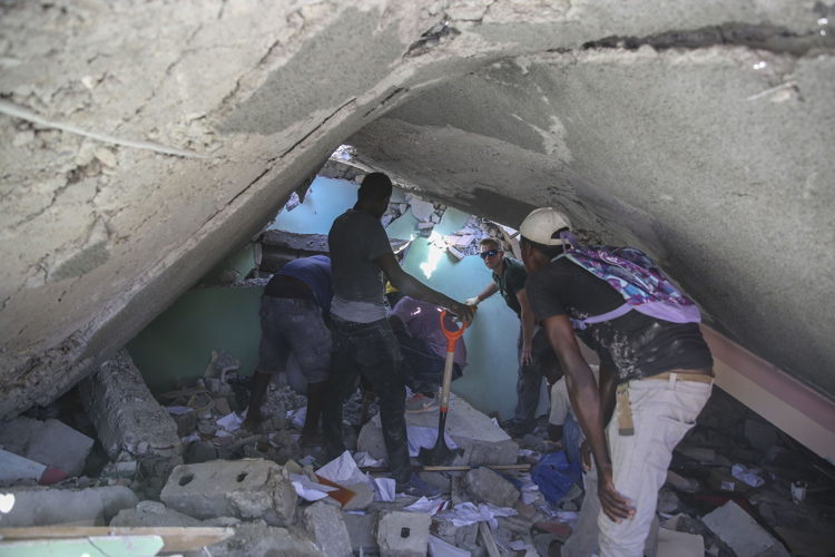 Haiti Earthquake: Photo by Joseph Odelyn / AP