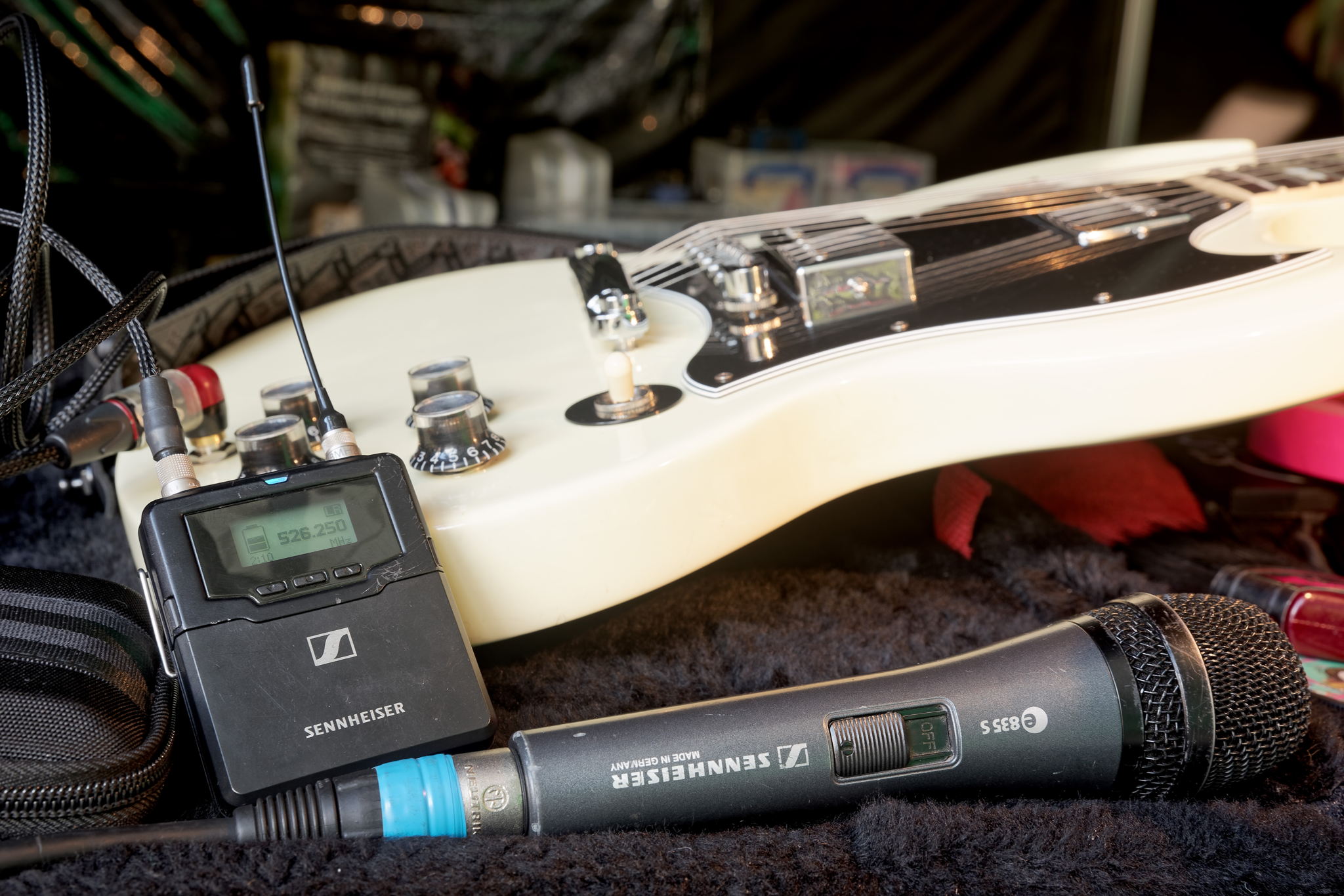 Um für die Gitarre den typischen Kabelsound zu erhalten, wurde am Instrumentensender die Kabelemulation aktiviert Um für die Gitarre den typischen Kabelsound zu erhalten, wurde am Instrumentensender die Kabelemulation aktiviert