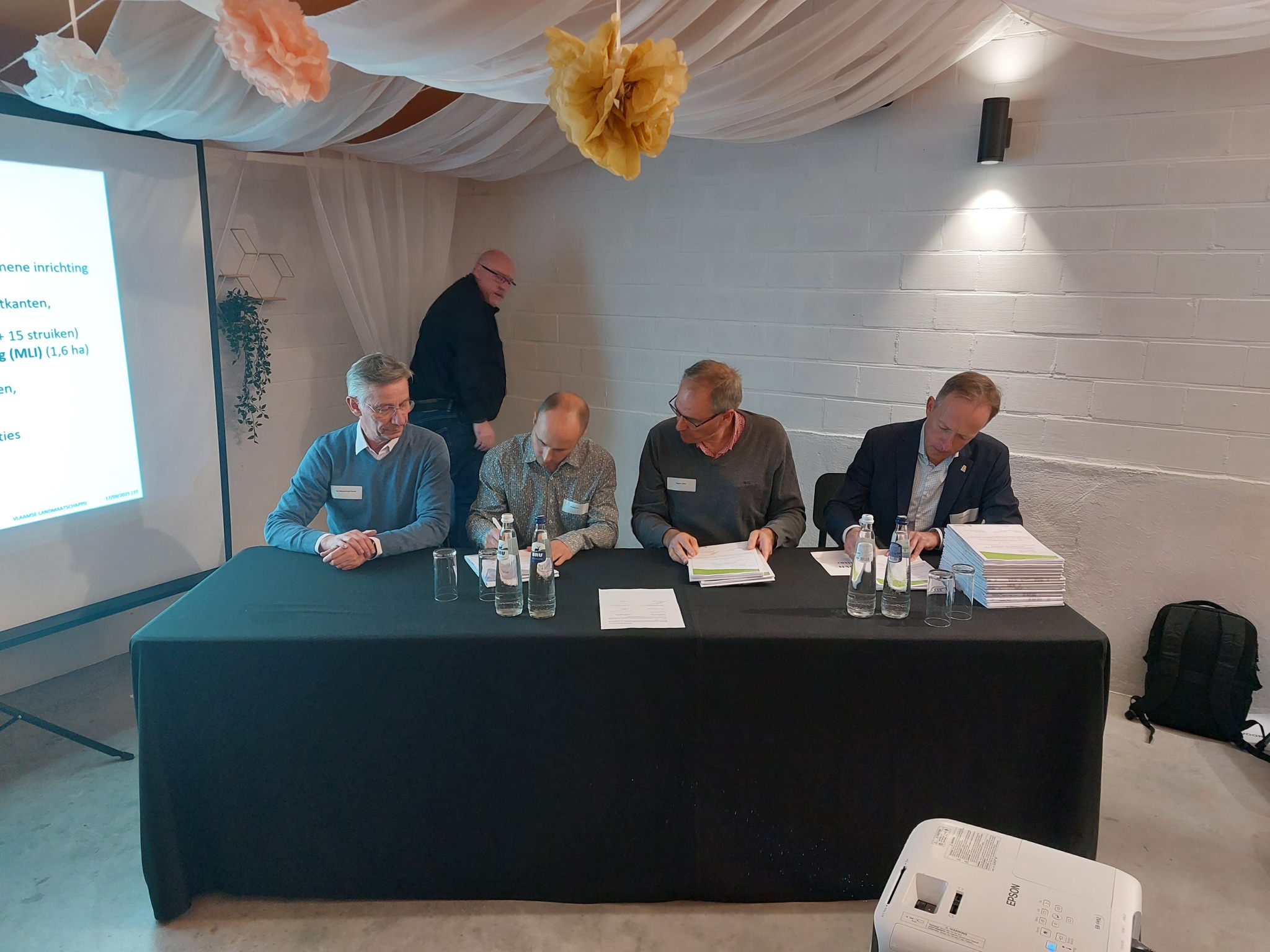 Ondertekening van de plannen, horend bij de akte © VLM
