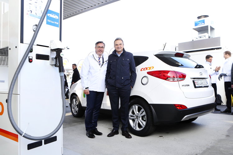 v.l.n.r. Diego Battiston (Managing Director, Hyundai Suisse) & Joos Sutter (Vorsitzender der Geschäftsleitung, COOP)