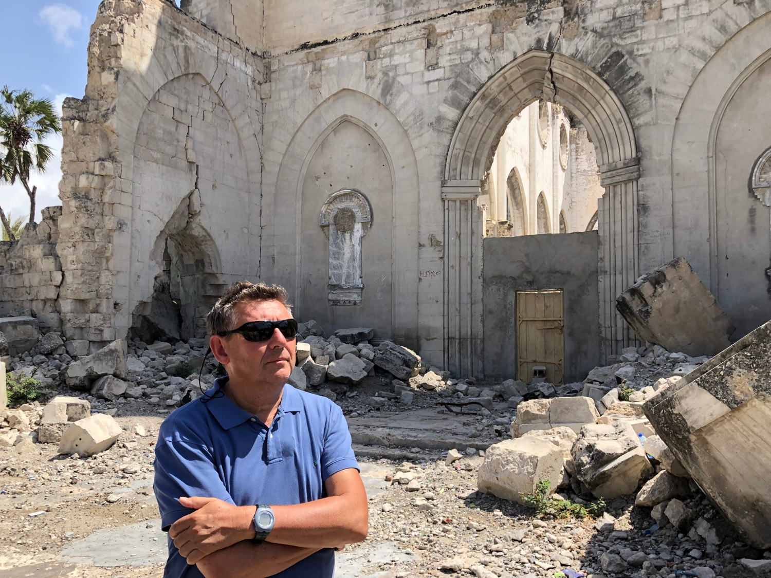 Rudi Vranckx aan de vernielde kathedraal van Mogadishu - (c) VRT