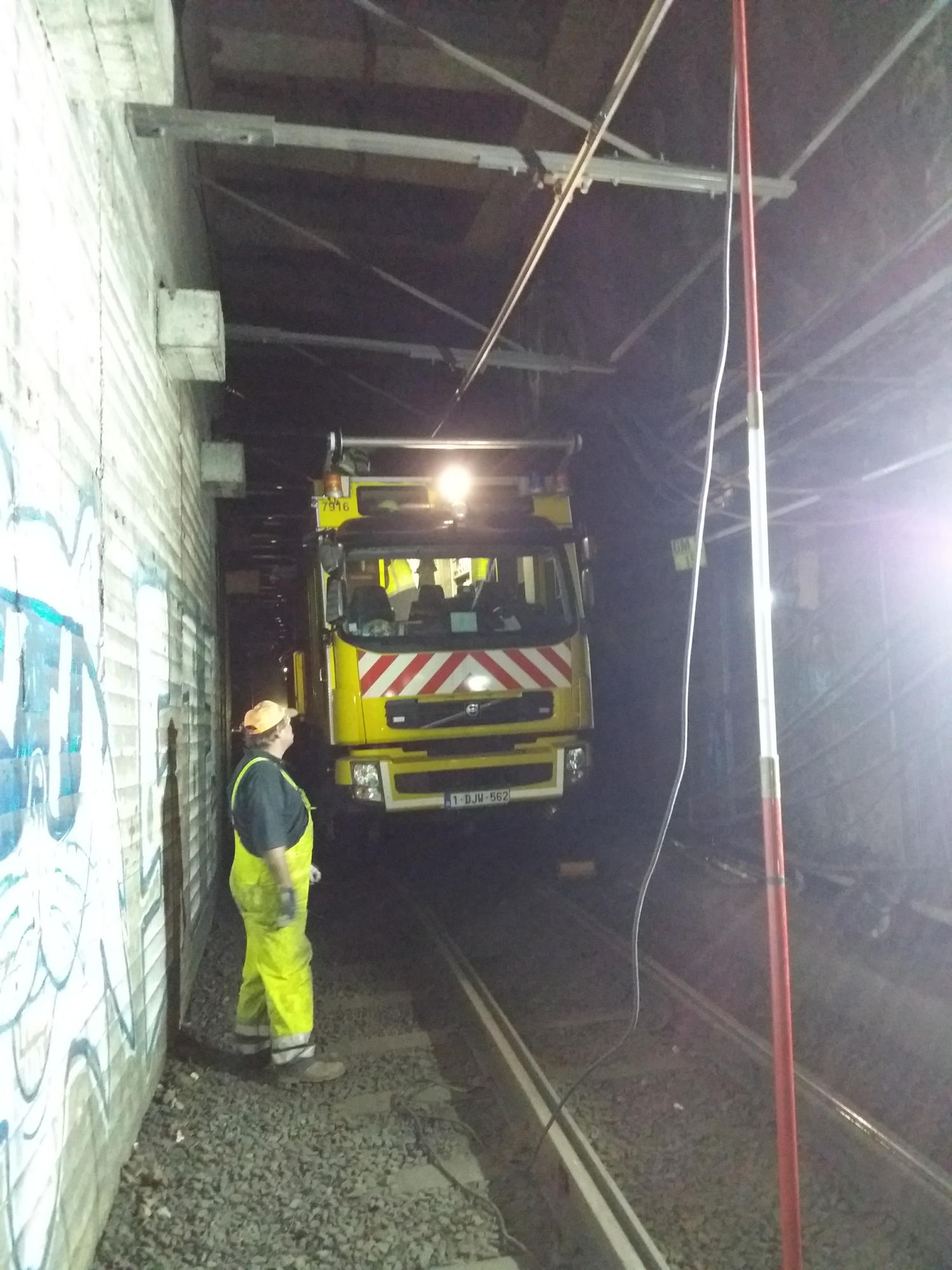 De bovenleidingswagen in de premetrotunnel. 