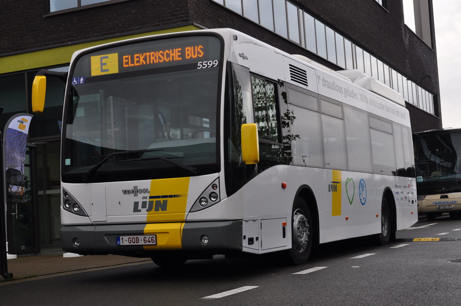 Een inductief geladen, volledig elektrische bus aan 't Zand in Brugge.