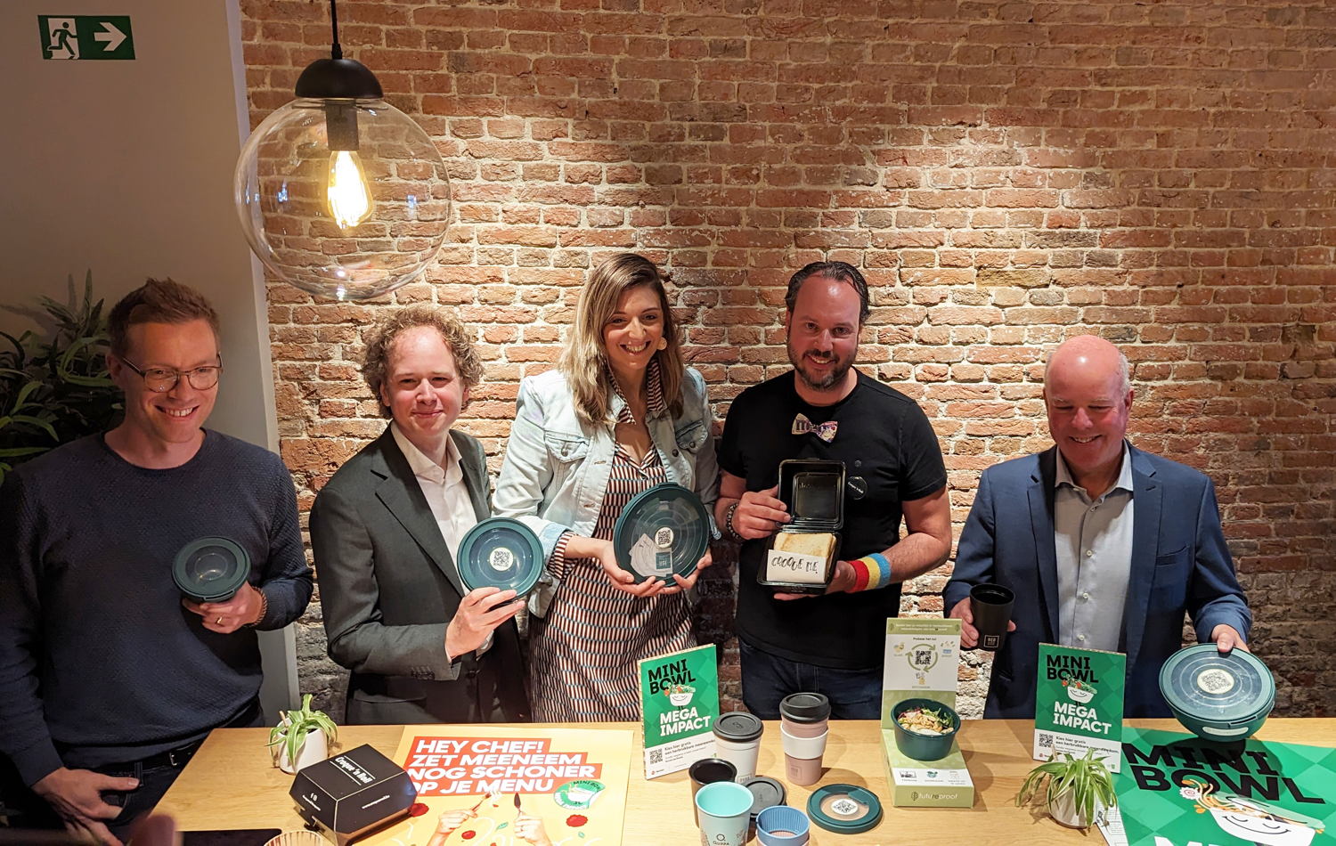 v.l.n.r. Nathan Dufour (ReuSe), schepen Thomas Van Oppens, Laura Massa (Convento Food), Frédéric Bollen (Croque 'n Roll), schepen Johan Geleyns