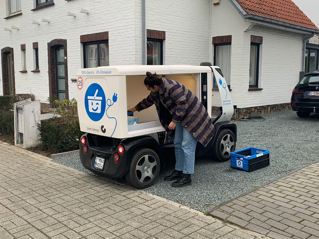 Onbemand voertuig CLEVON 1 doet eerste aanhuisleveringen voor Collect&Go