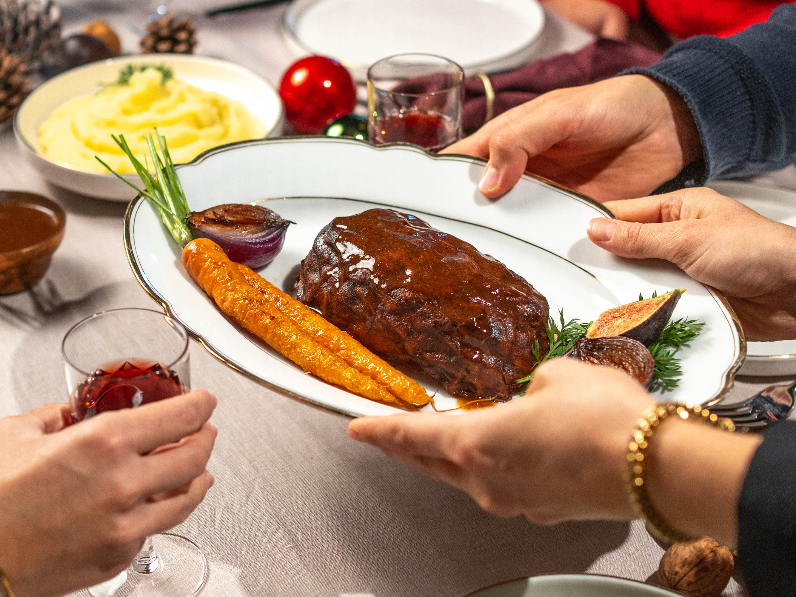 Too Good To Go und Planted: Pflanzliche Festtagsbraten retten
