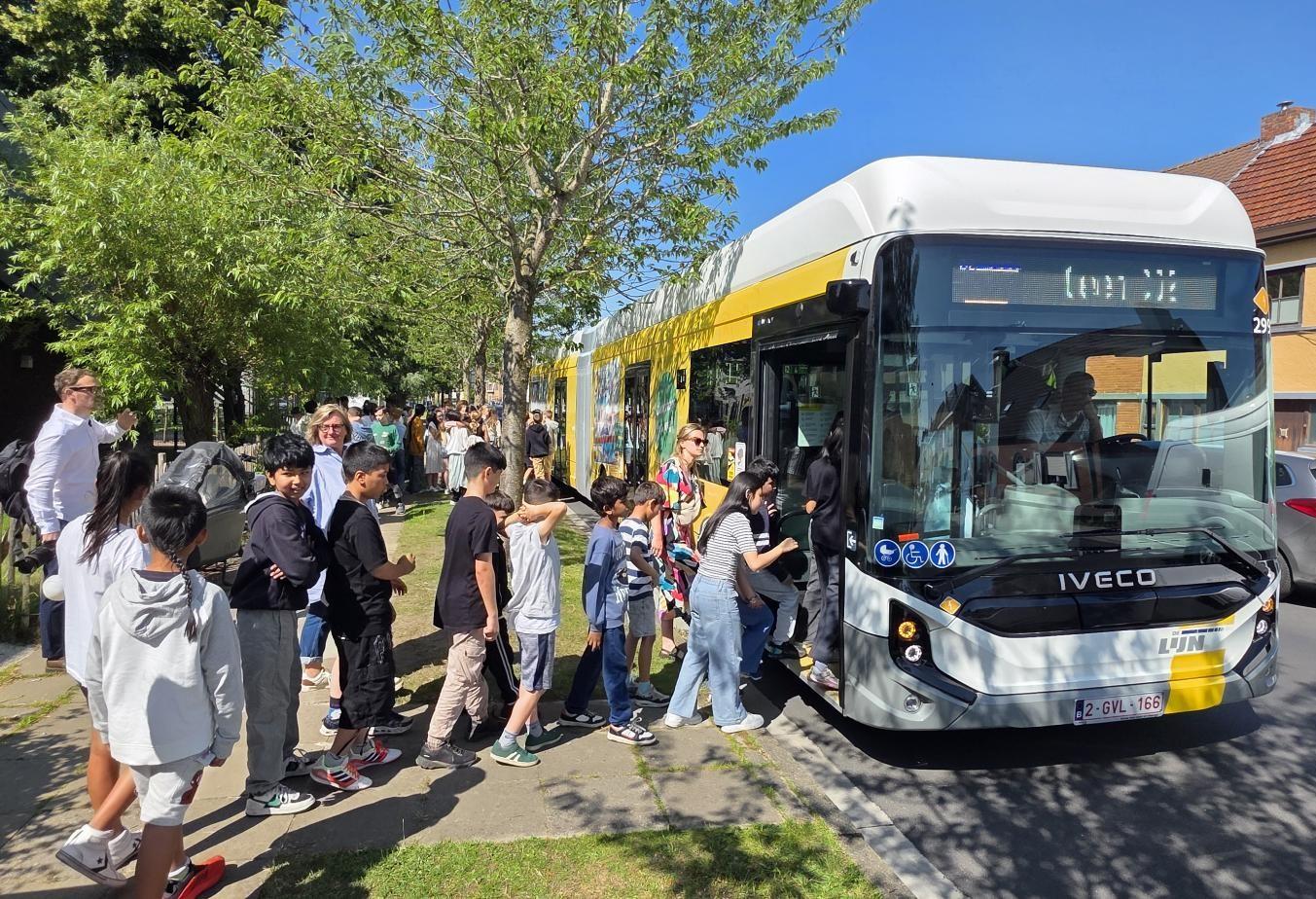 Kinderen tekenen de toekomst: Brugge verwelkomt nieuwe elektrische gelede bussen van De Lijn