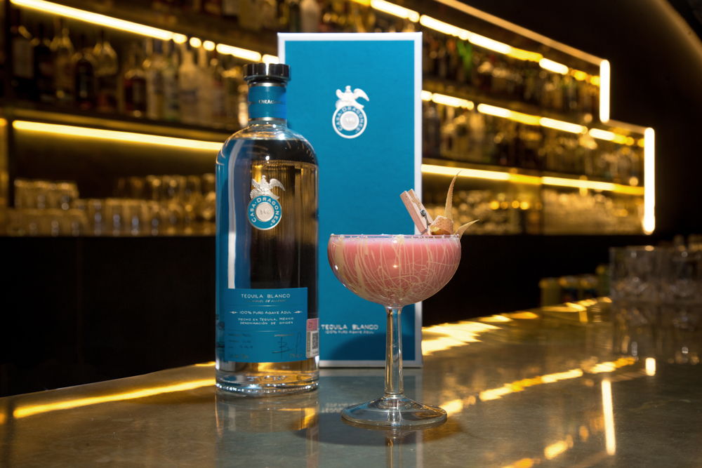 Corazón de Dragón de Romi de Zona Áurea con Tequila Casa Dragones Blanco Corazón de Dragón de Romi de Zona Áurea con Tequila Casa Dragones Blanco
