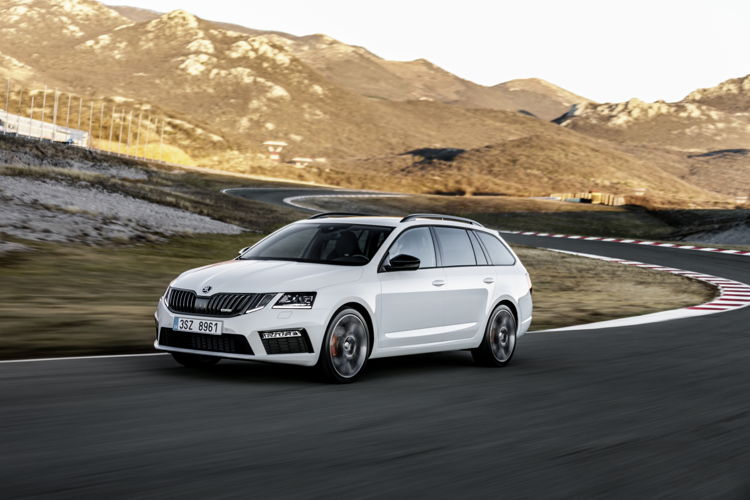 The new front section, modified rear and sporty interior Ambient highlight its dynamic character. The upgraded ŠKODA OCTAVIA RS is available as a saloon and estate.