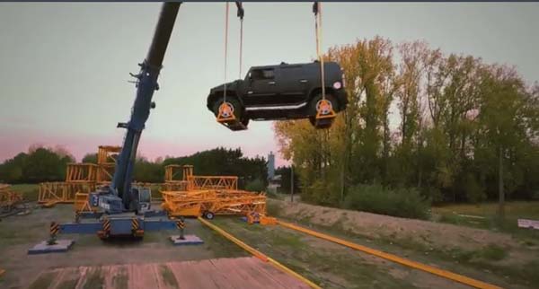 Marcel test een liftkabel (c) VRT