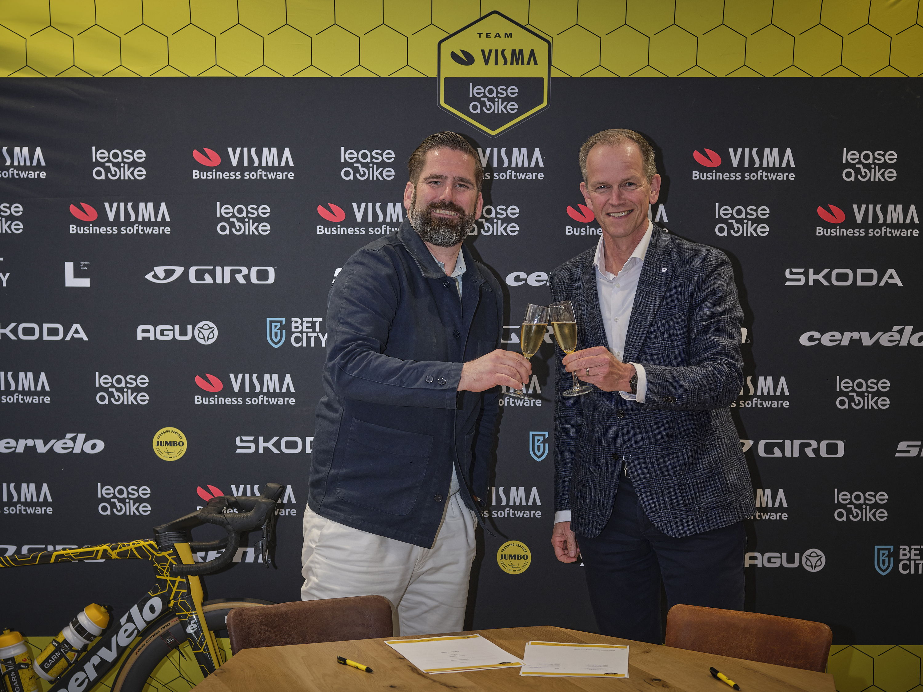 OFM. nieuwe kledingsponsor team Visma | Lease A Bike.