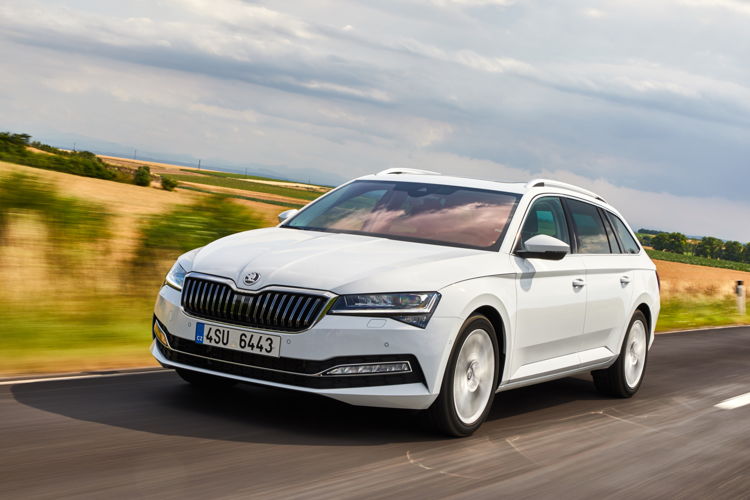The ŠKODA SUPERB COMBI also took home several
‘Family Car of the Year’ awards in the range of cars costing
between 25,000 and 35,000 euros. It was named ‘Best
Value for Money’ both as an import and overall. What’s
more, it also came out on top for ‘Best Technology’ among
the import vehicles in its price range