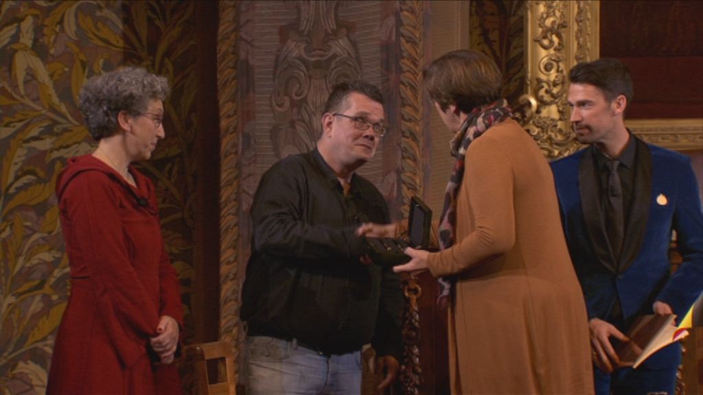 Het Groot Dictee - Marco Sanders en juryvoorzitter Annemarie Jorritsma - (c) Men at Work / VRT