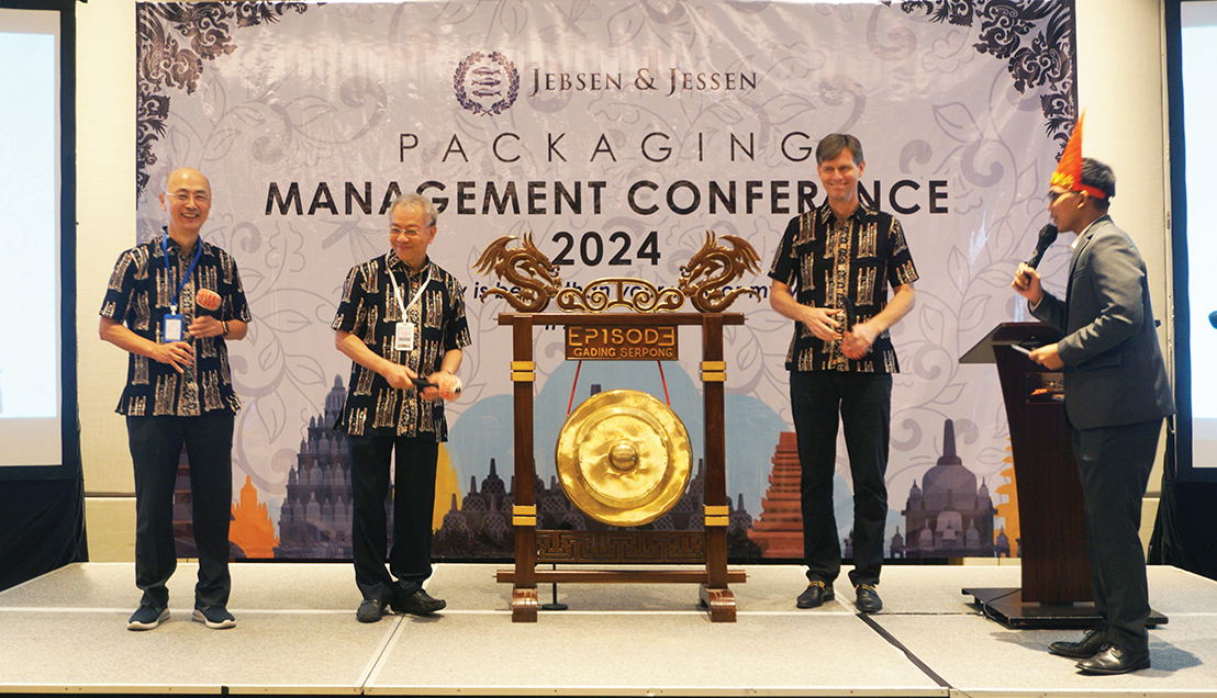 From left: Chui Tau Siong (CEO, Jebsen & Jessen Packaging), Herman Ali (Founder of ITA) and Per Magnusson (Group CEO, Jebsen & Jessen) struck the gong together to symbolically mark the beginning of the Packaging Management Conference.