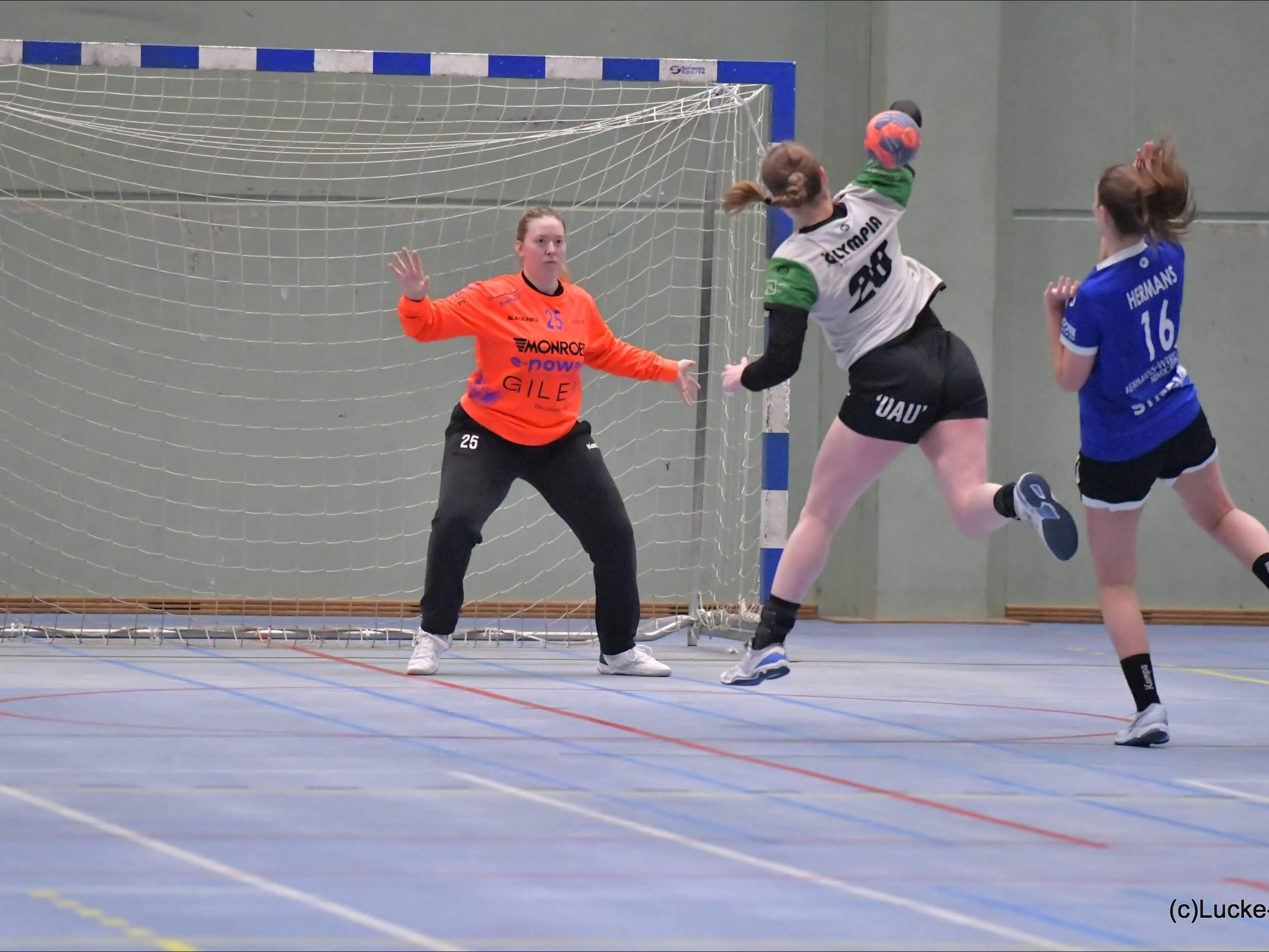 Minstens 10 uur per week op het handbalveld en toch studeren voor kleuterjuf: Padmé over haar studie en sportcarrière   