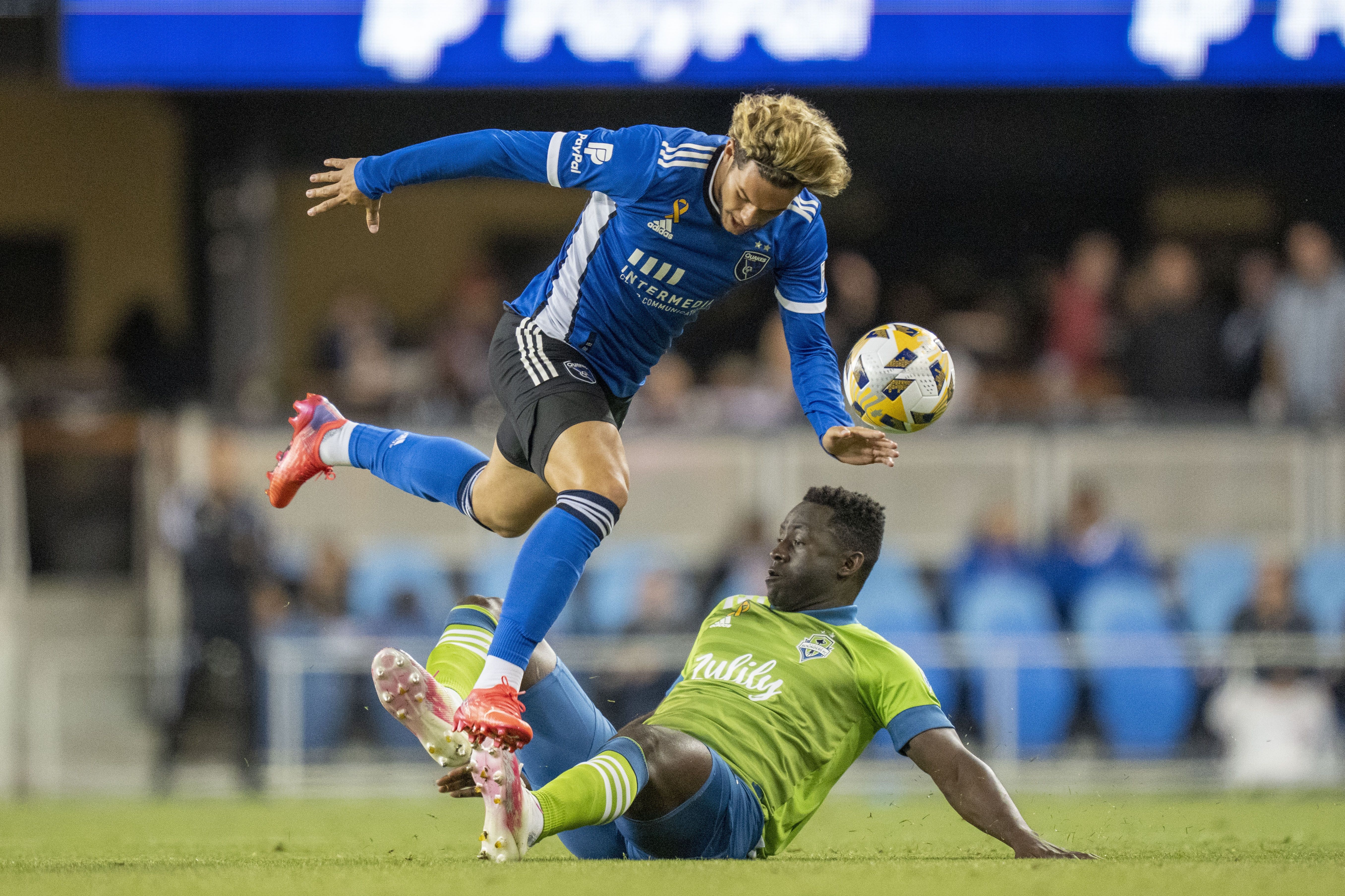 Kyle Terada / USA TODAY Sports; Alpha 1, FE 400mm f/2.8 GM OSS, 1/1600, f/2.8, ISO 4000; September 29, 2021; San Jose, California, USA; San Jose Earthquakes forward Cade Cowell (44, top) fights for the ball with Seattle Sounders defender Yeimar Gomez (28, bottom) during the second half at PayPal Park.