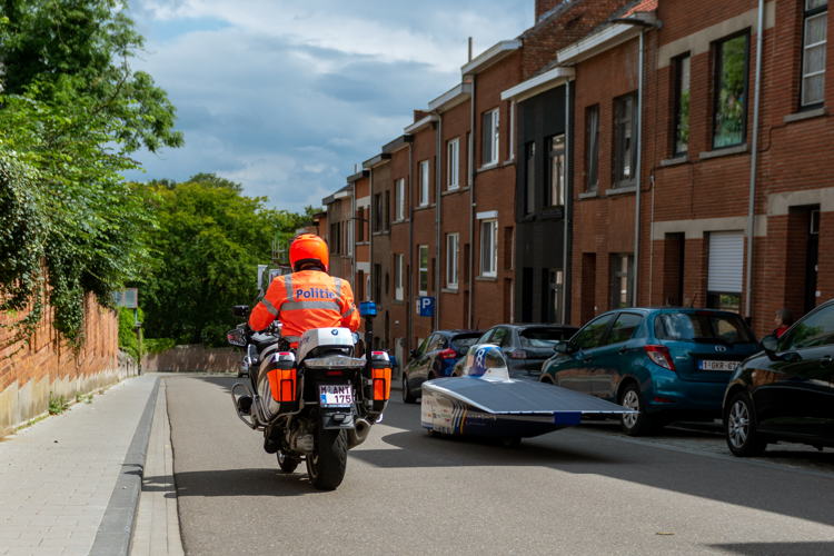 De zonnewagen wordt begeleid door agenten van Politiezone Leuven